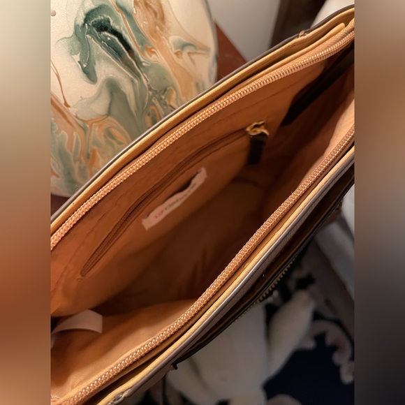 Liz Claiborne Cross Body or Shoulder Tan Purse With Black Strap and Gold Accents - Picture 3 of 7